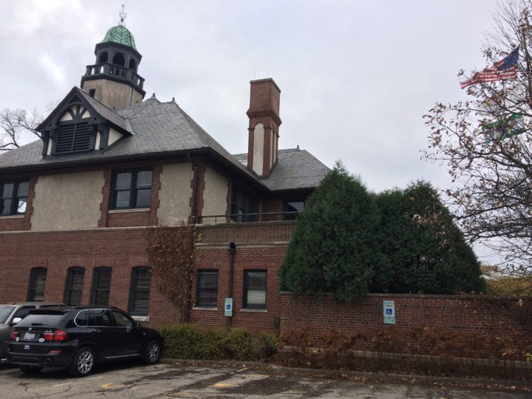 800 North Field Drive, Lake Forest IL